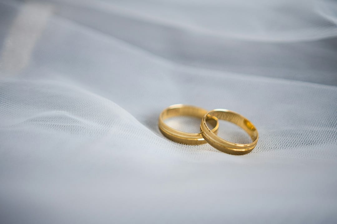 Aliança de casamento em Taguatinga: par em ouro polido Par de alianças de casamento de ouro sobre véu de noiva, modelo feito em Taguatinga